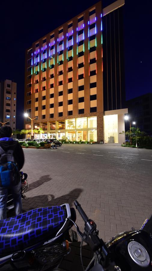 Hotel H - Sandhill Hotels Private Limited อานันด์ ภายนอก รูปภาพ
