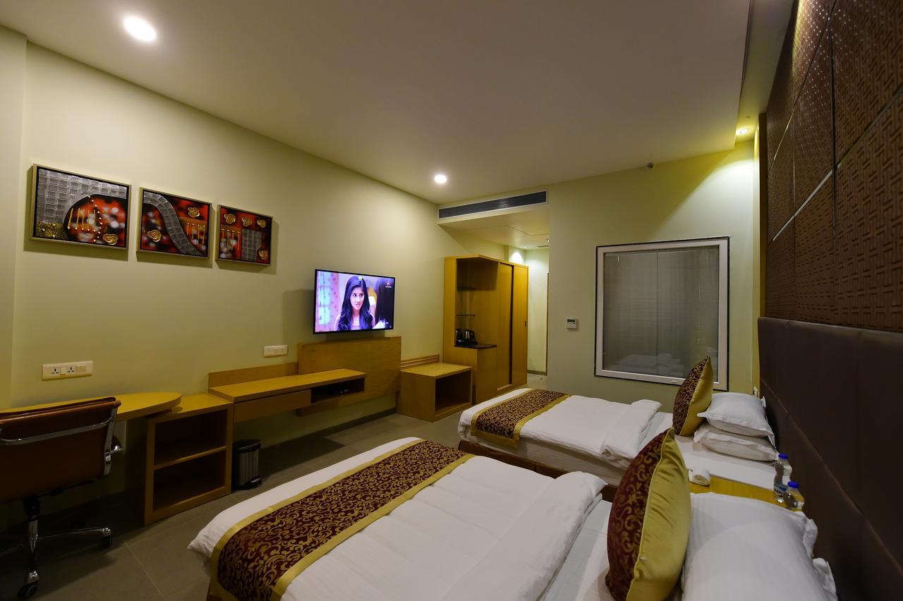 Hotel H - Sandhill Hotels Private Limited อานันด์ ภายนอก รูปภาพ